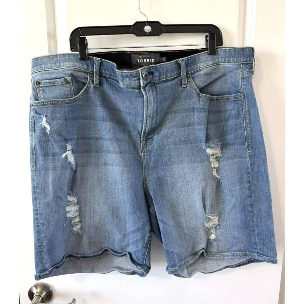 Torrid premium distressed skyhigh skinny denim shorts Size 26 light wash stretch